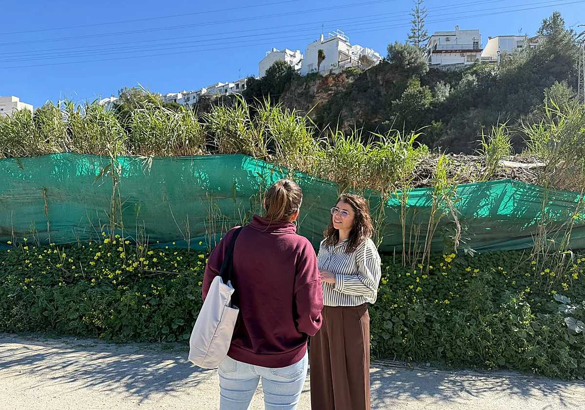 Tres años de espera para poder reparar un talud con riesgo de desprendimientos junto a sus casas en Nerja