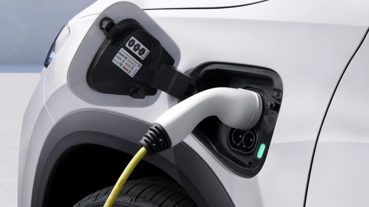 España crece en coches eléctricos e híbridos, pero Europa corre más: la brecha se agranda mes a mes