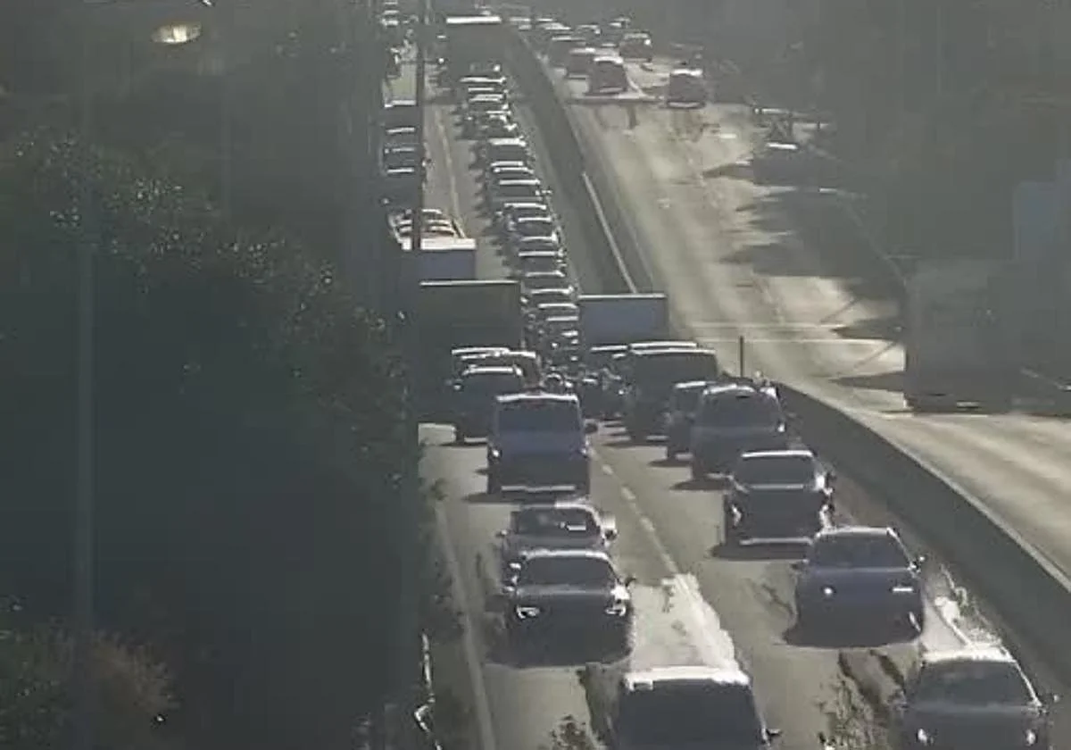 Un accidente en La Cala de Mijas deja un motorista herido y atascos kilométricos en la A-7