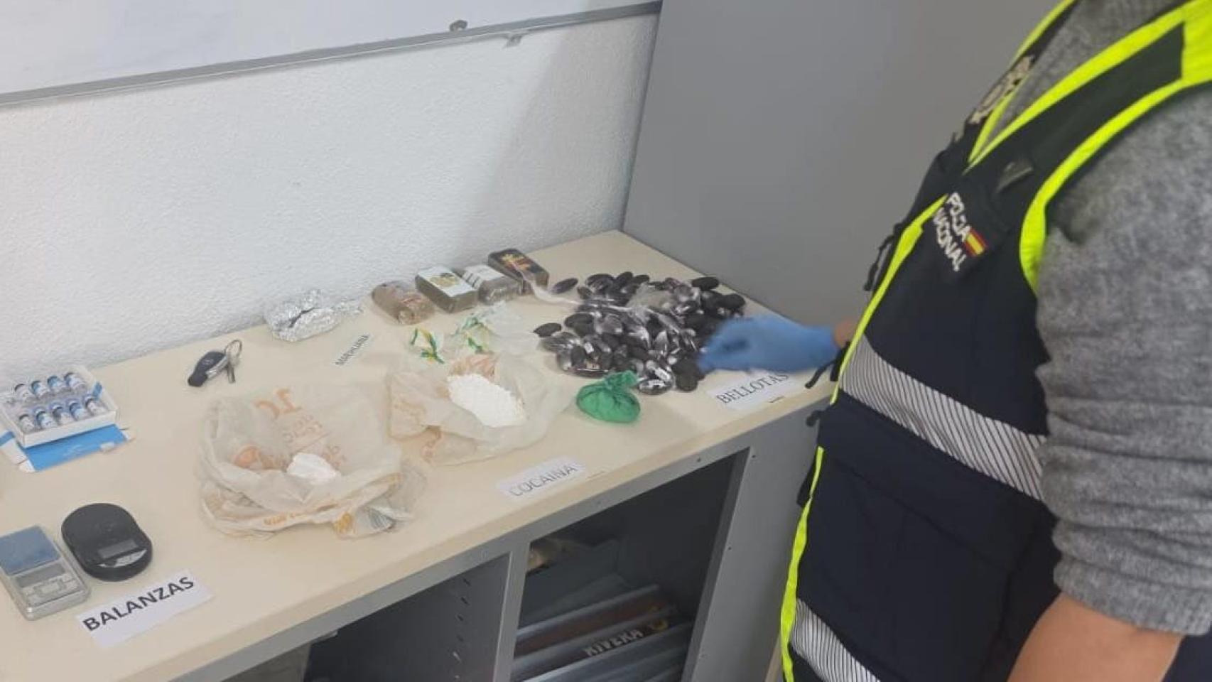 La Policía Nacional desmantela un punto de venta de cocaína y hachís en Alicante y detiene a dos personas