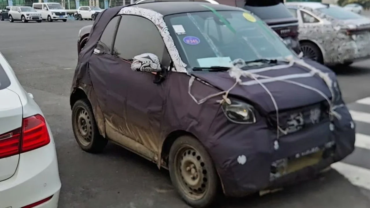 El sucesor del Smart ForTwo pierde camuflaje en estas fotos espía que confirman un aspecto clave del diseño
