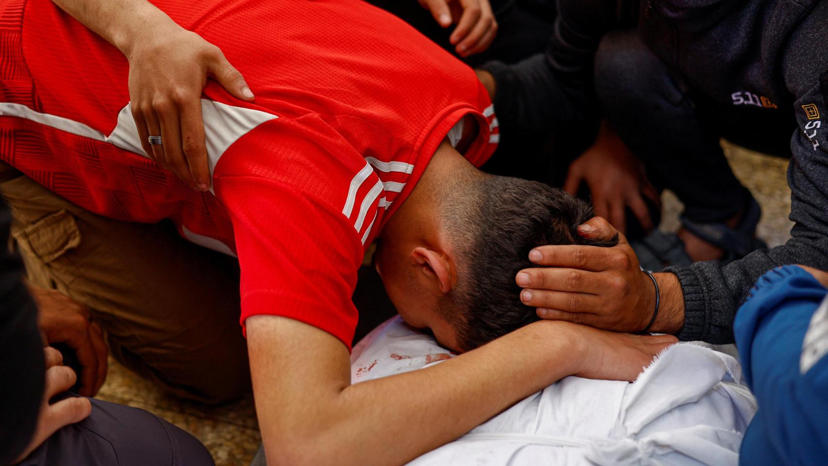 Al menos 10 muertos cerca de una escuela de Gaza por disparos de una milicia y ataques de drones israelíes