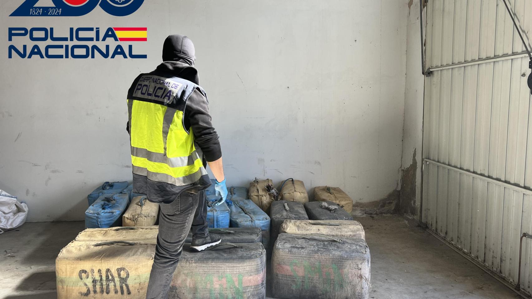La Policía Nacional detiene a dos personas que guardaban en garajes de un pueblo de Sevilla casi dos toneladas de hachís
