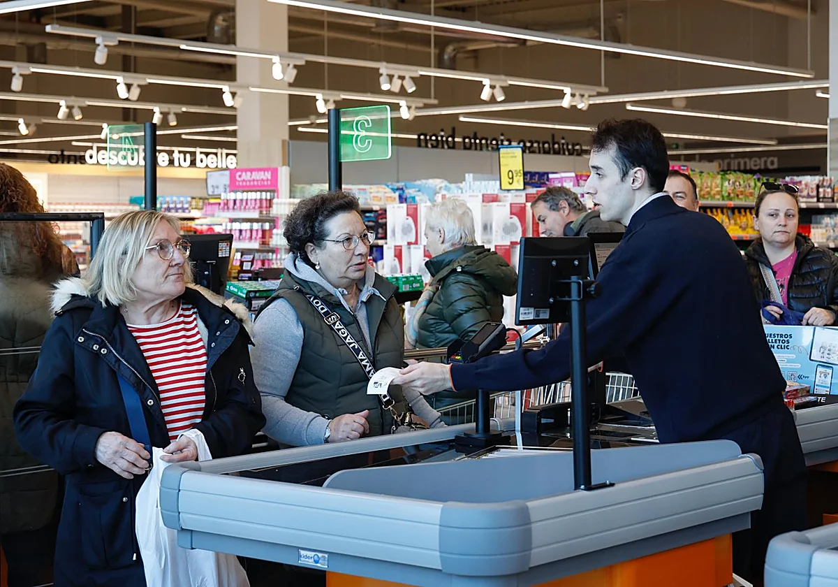 Las bajas laborales cuestan 1.180 millones a los supermercados