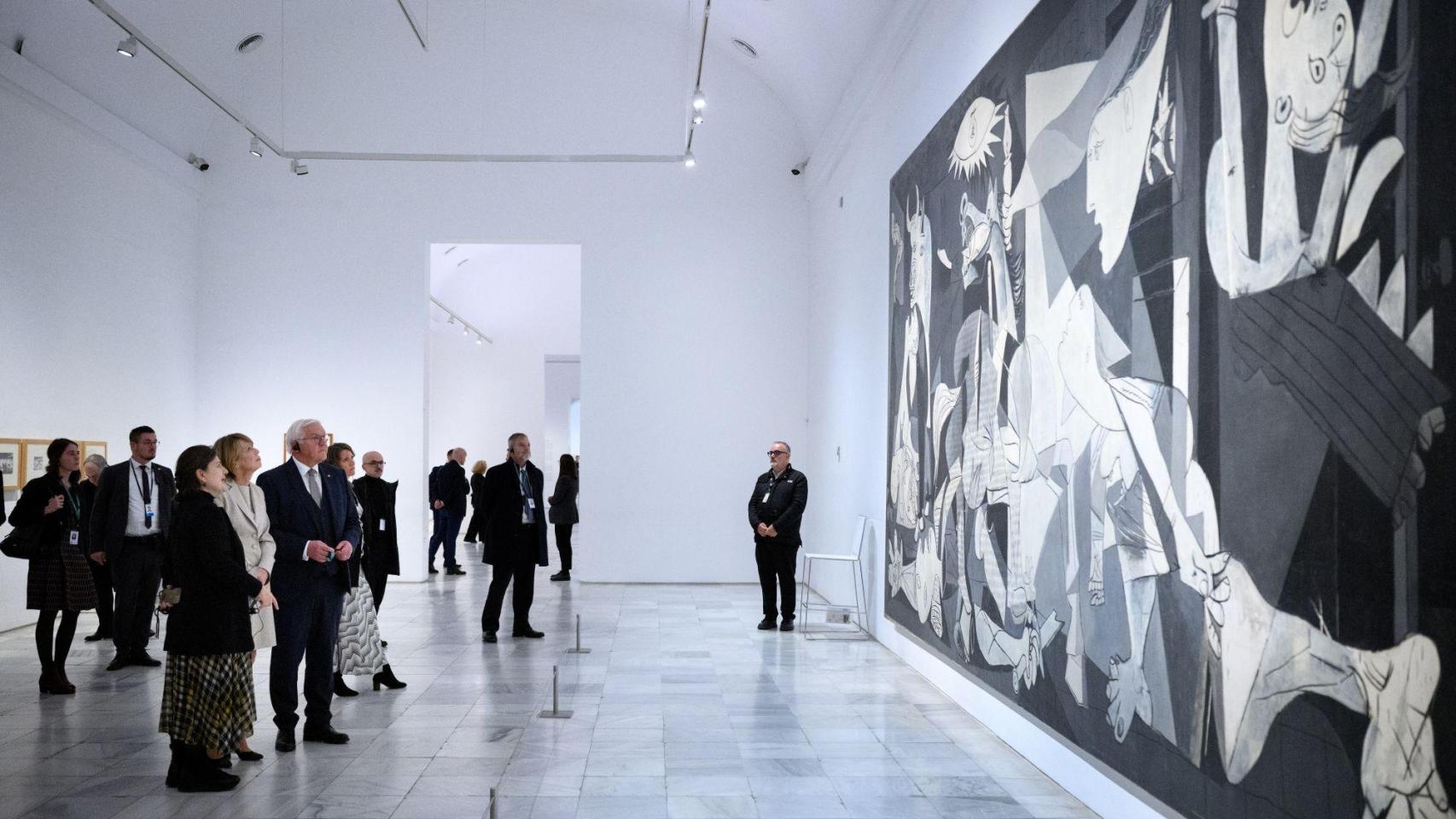 Batalla por el 'Guernica' de Picasso: el PNV presiona a Urtasun y Ayuso considera la maniobra una "catetada"