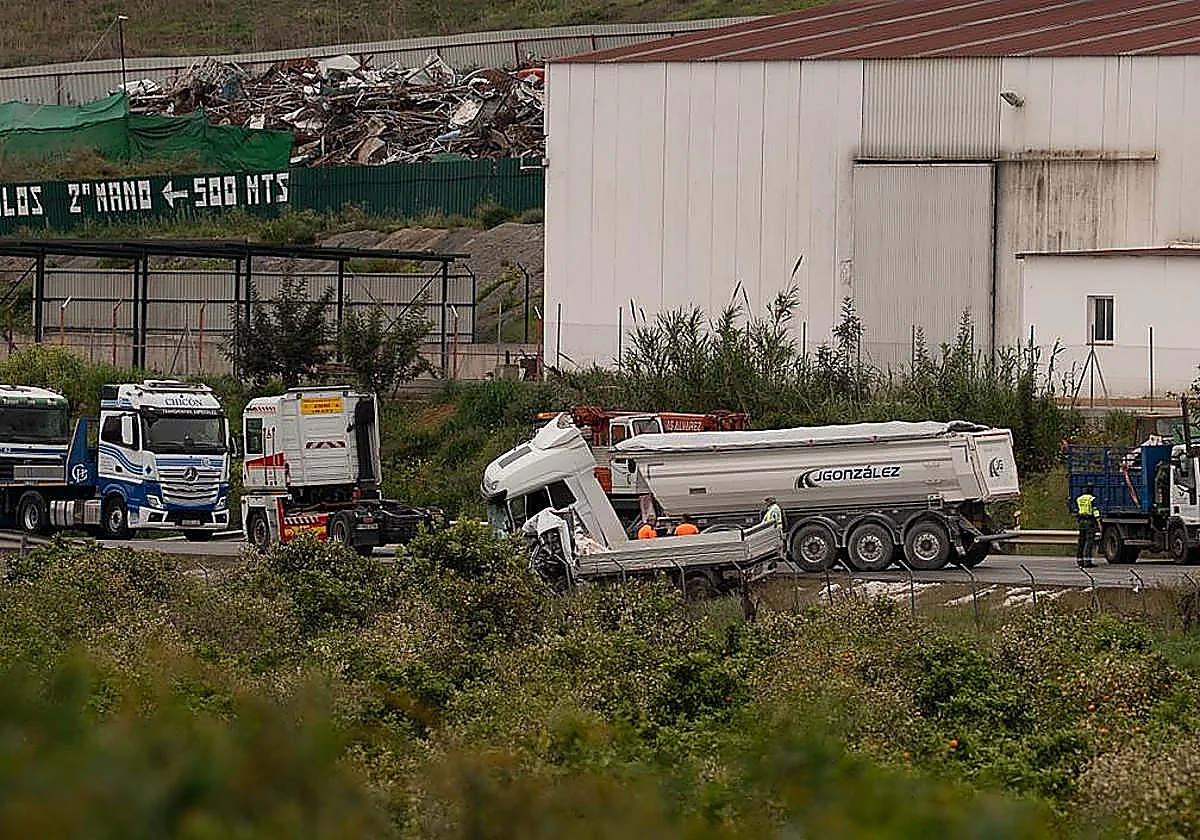 Malaga province traffic: A-357 in Pizarra closes following van-lorry collision with one dead