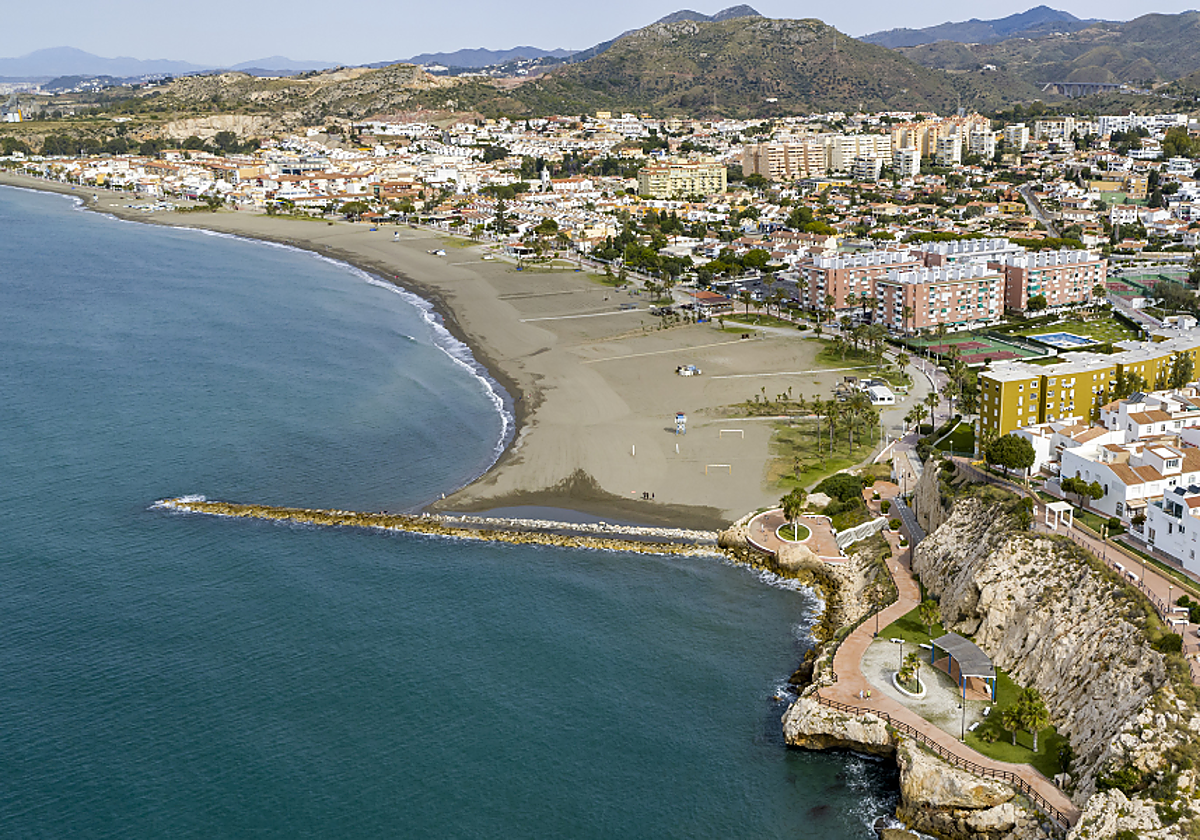 Obras para soterrar la línea eléctrica en La Cala del Moral