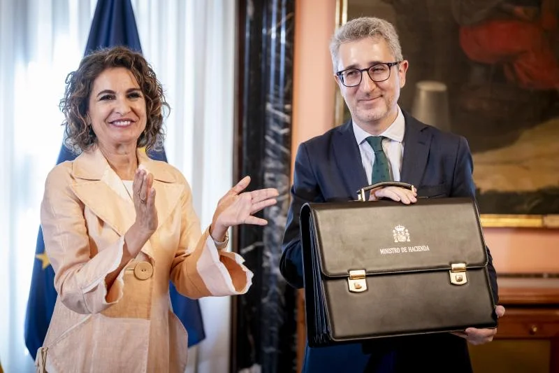 Bruselas avisa a España de que bajar el IVA de los carburantes incumple la normativa europea