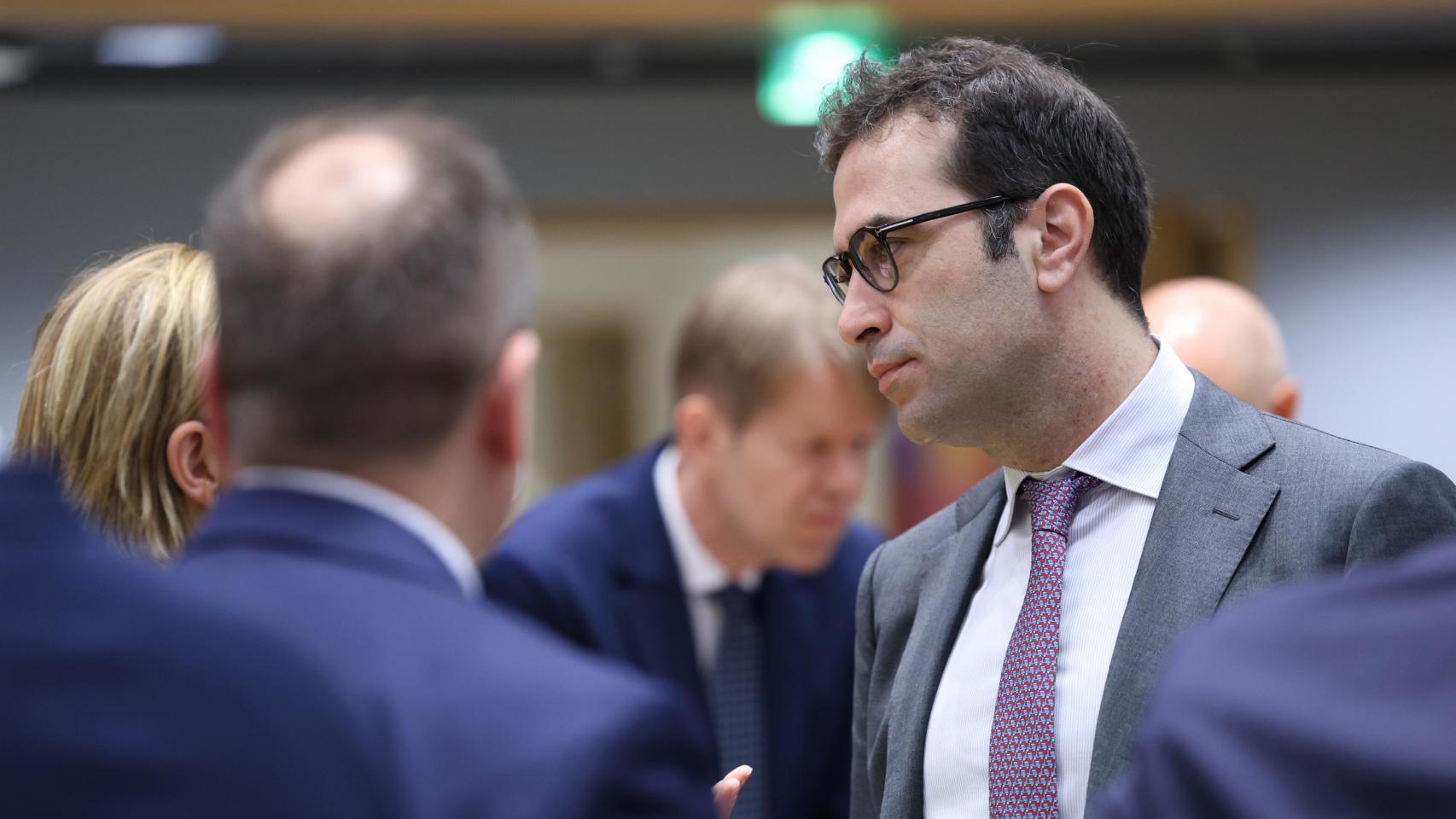 Bruselas amonesta a España por bajar al 10% el IVA de los carburantes: "Las reglas europeas no lo permiten"