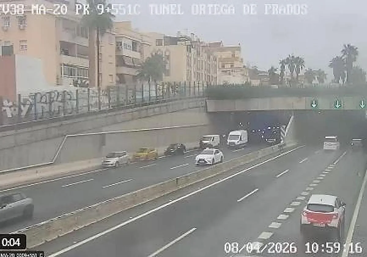 Malaga four-vehicle collision disrupts traffic in Carlos Haya false tunnel