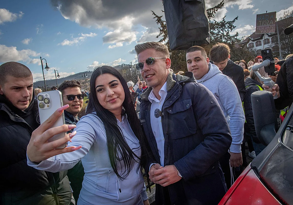 Los jóvenes húngaros se vuelcan con el opositor Peter Magyar