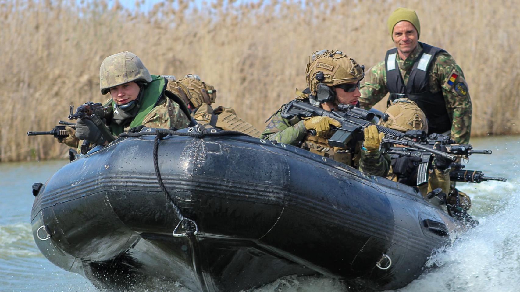Francotiradores españoles presumen de su puntería ante soldados franceses durante un ejercicio OTAN en el Danubio