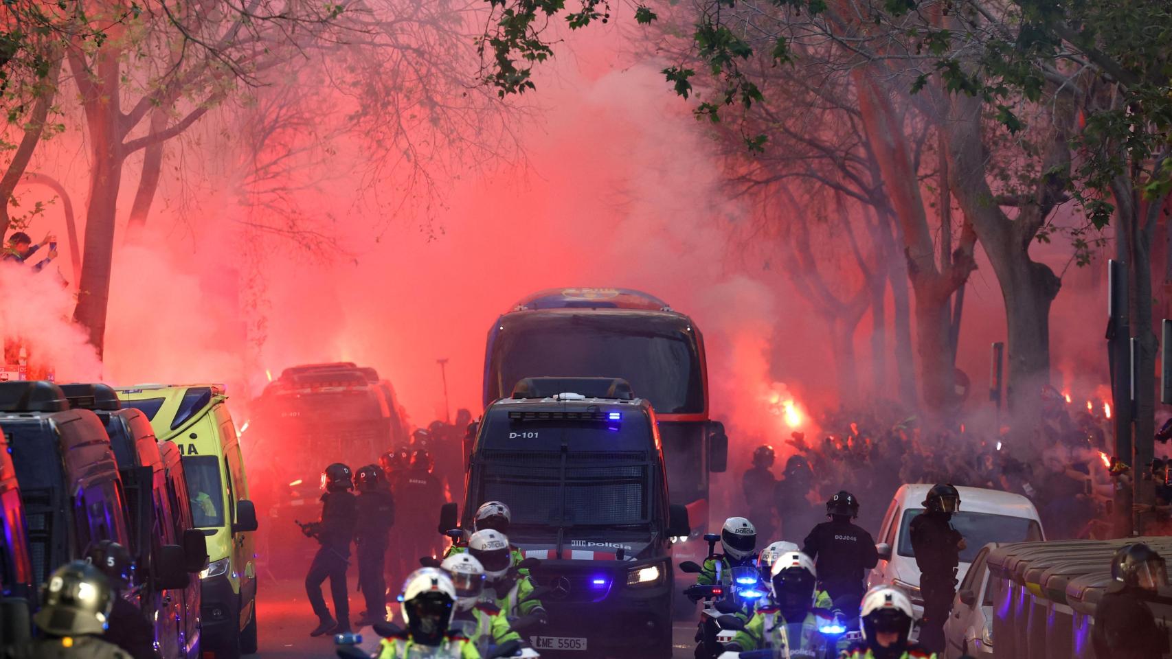 Los aficionados radicales del Barça rompen una luna del autobús del Atlético de Madrid