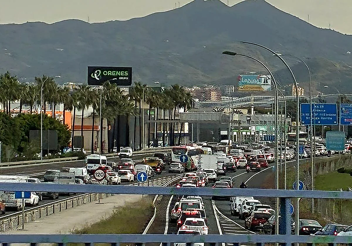 Malaga suffers serious traffic disruptions due to sinkhole on A-357 near El Clínico hospital
