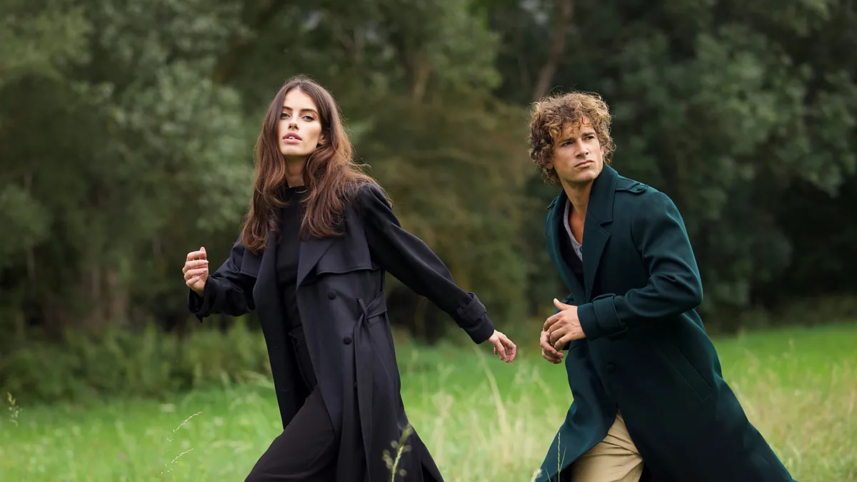 Los abrigos y gabardinas que nacieron en una mesa de billar