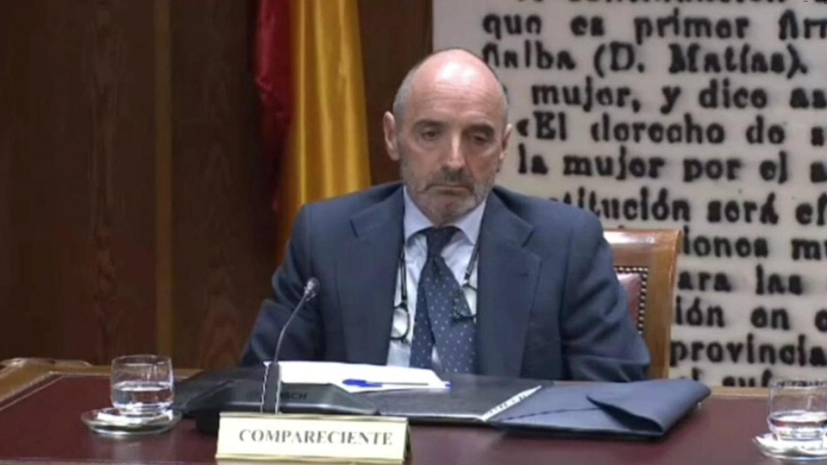 'Julito' Martínez asiente cuando el portavoz del PP le pregunta "si todo el dinero de Plus Ultra termina en la familia Zapatero"
