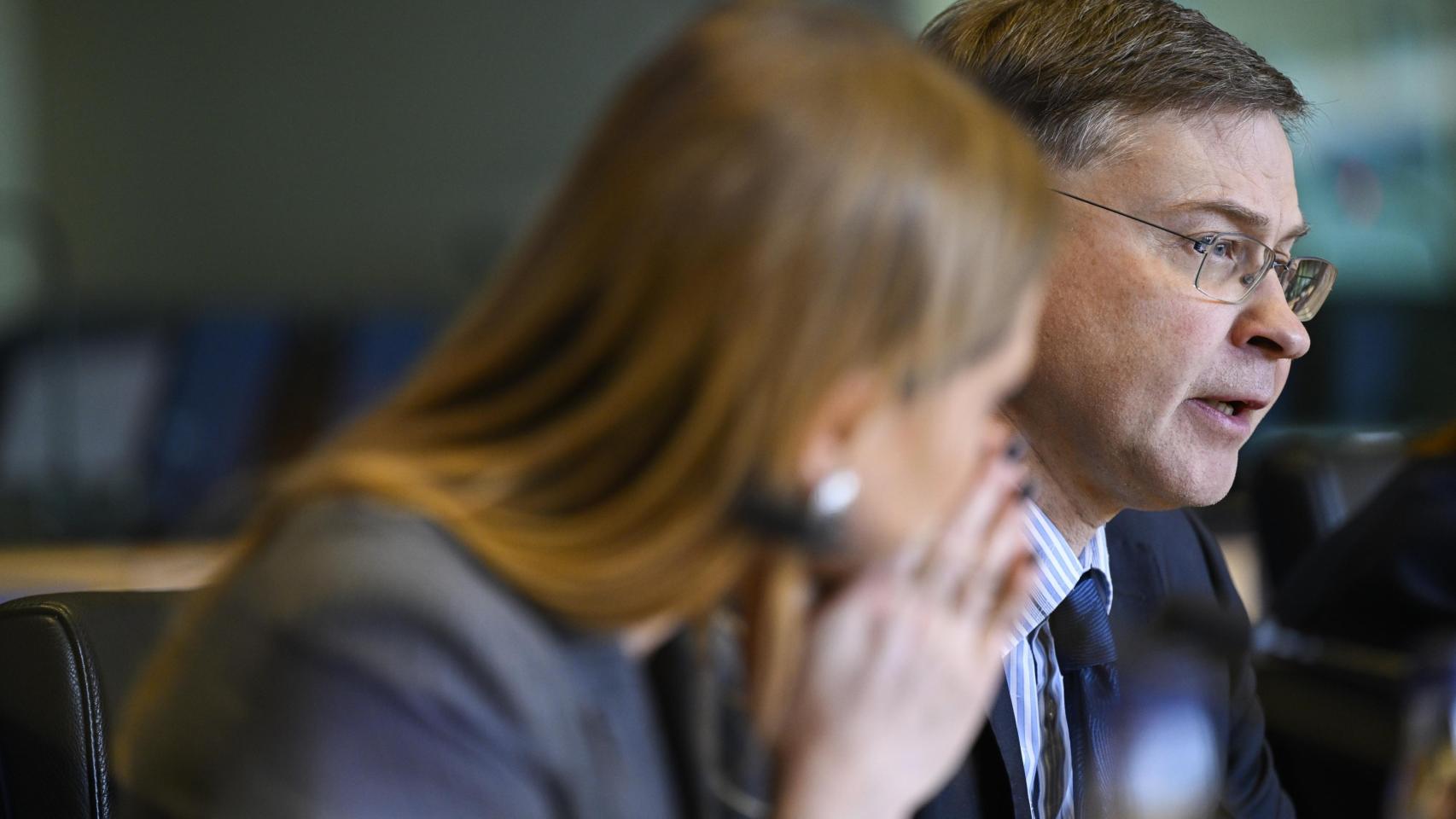 Bruselas ve aún riesgo de "shock de estanflación" y pide limitar las ayudas energéticas por su impacto en déficit y deuda