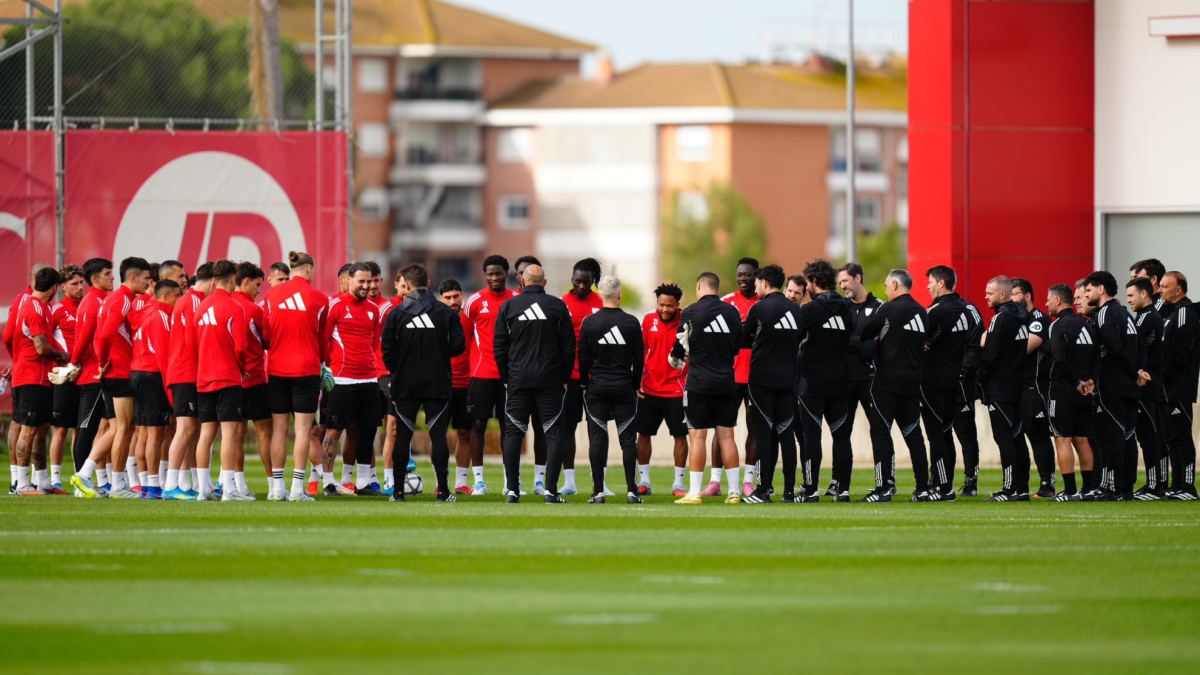 Azpilicueta, ausente en el césped tras la charla inicial de García Plaza
