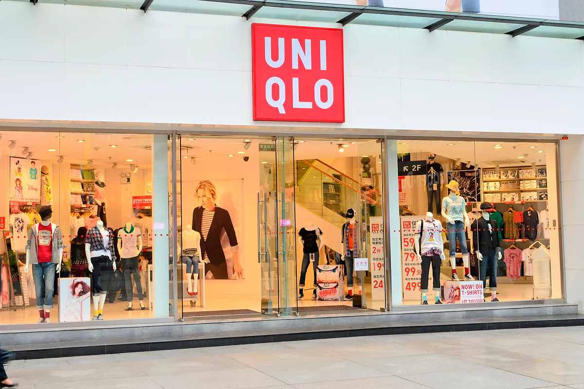 El dueño de Uniqlo gana un 20% más y mejora la previsión anual