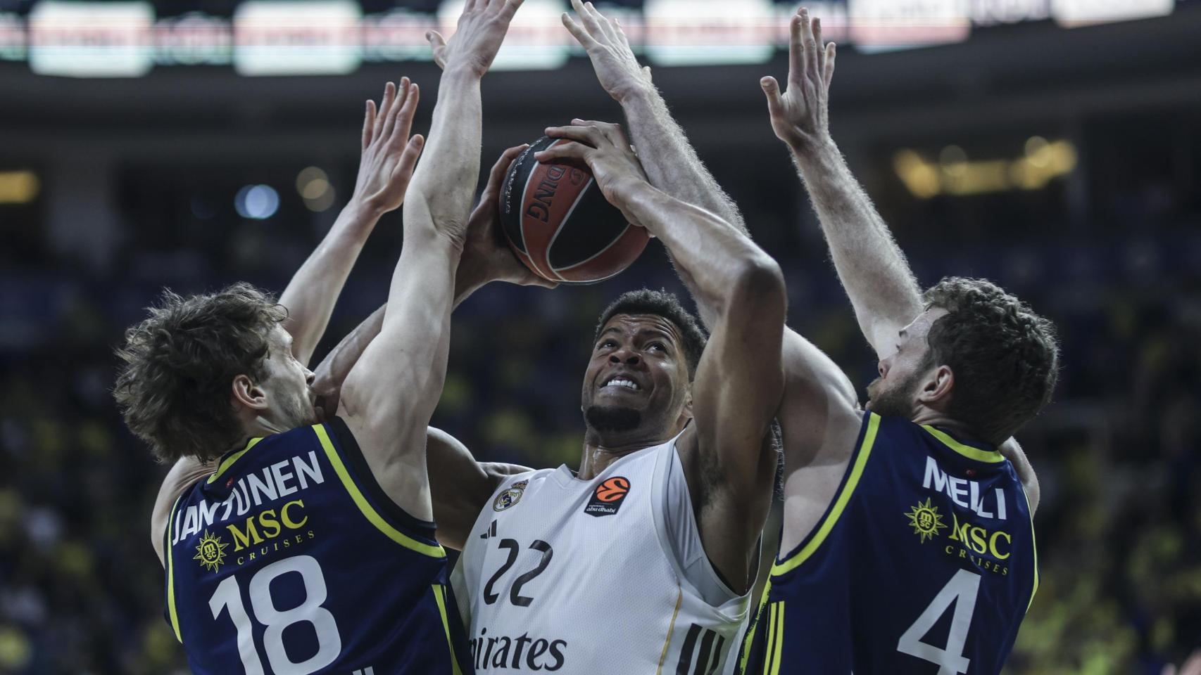 El Real Madrid logra un triunfo balsámico ante el Fenerbahçe y se jugará el factor cancha de la Euroliga en el Movistar Arena