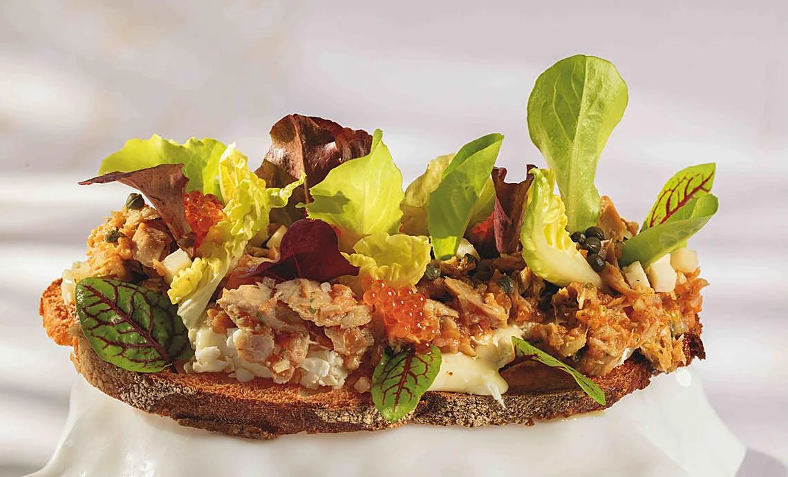 Tosta de trucha, ventresca y queso de cabra