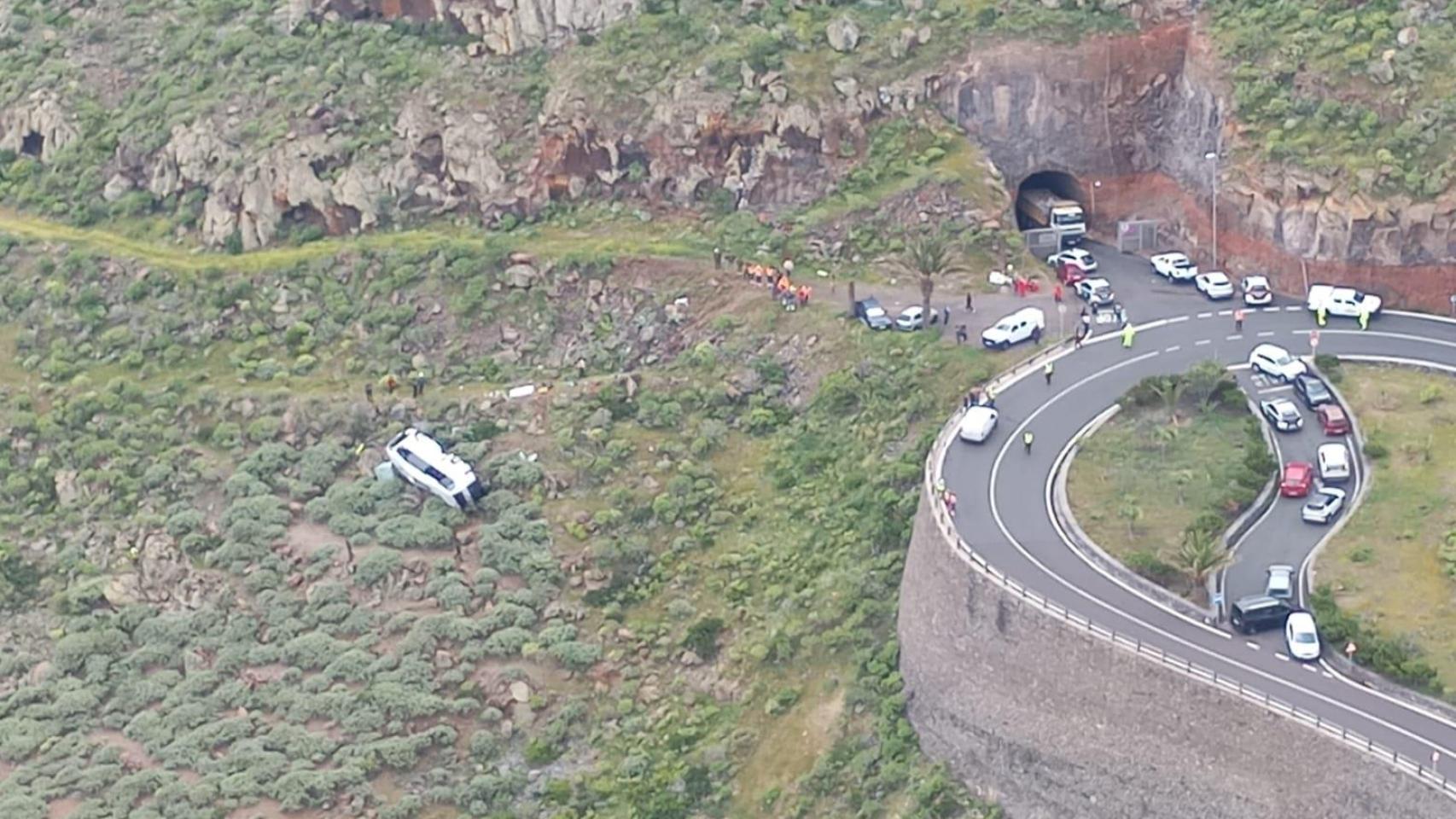Al menos un muerto y catorce heridos tras precipitarse un autobús de turistas por un barranco en La Gomera