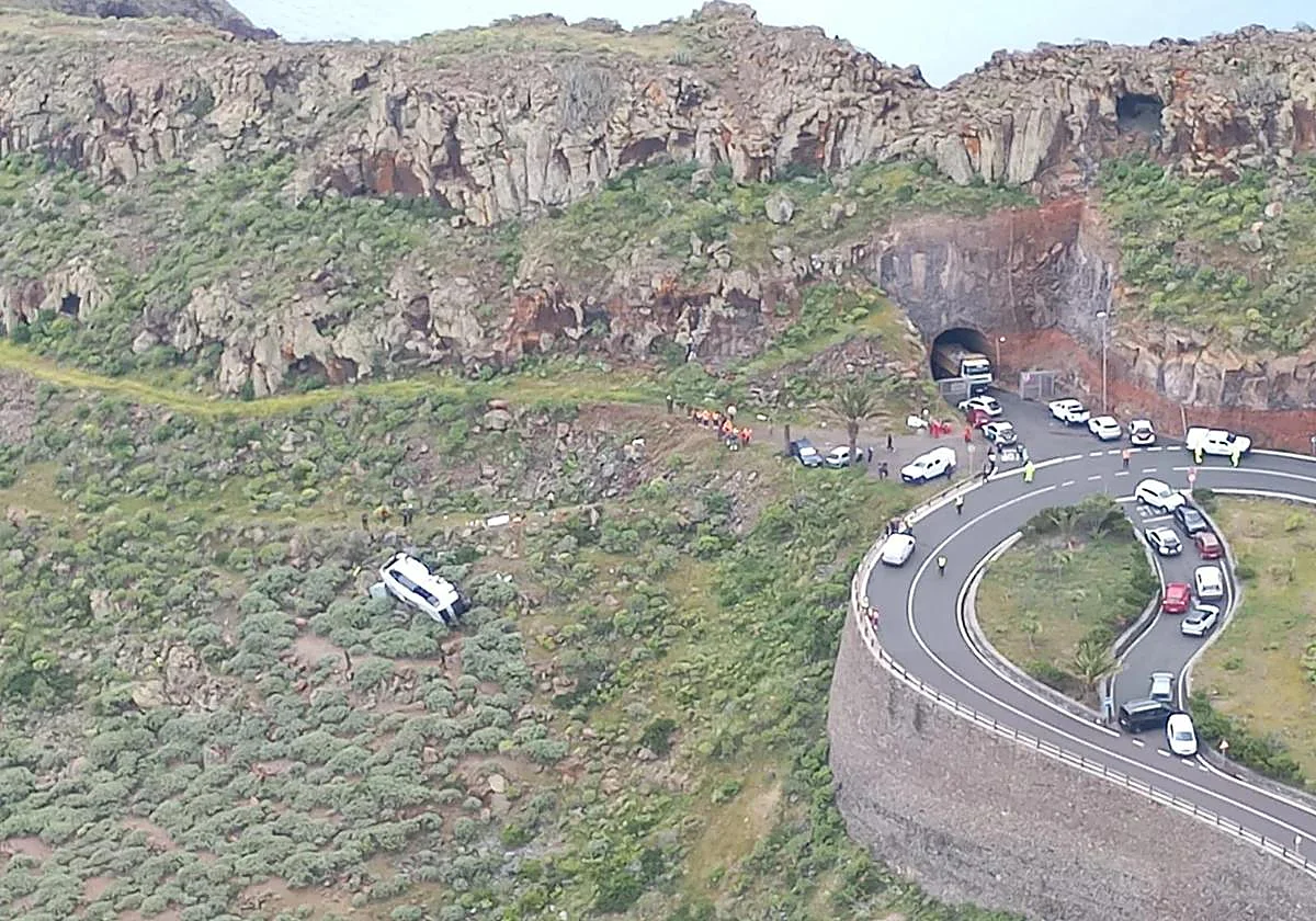 Un muerto y catorce heridos, tres de ellos graves, en un accidente de autobús en La Gomera