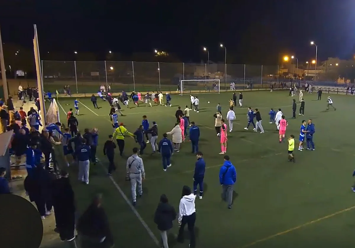 Ya hay sanciones para la multitudinaria pelea entre público y jugadores del Santacruz y el Ahtletic Fuengirola
