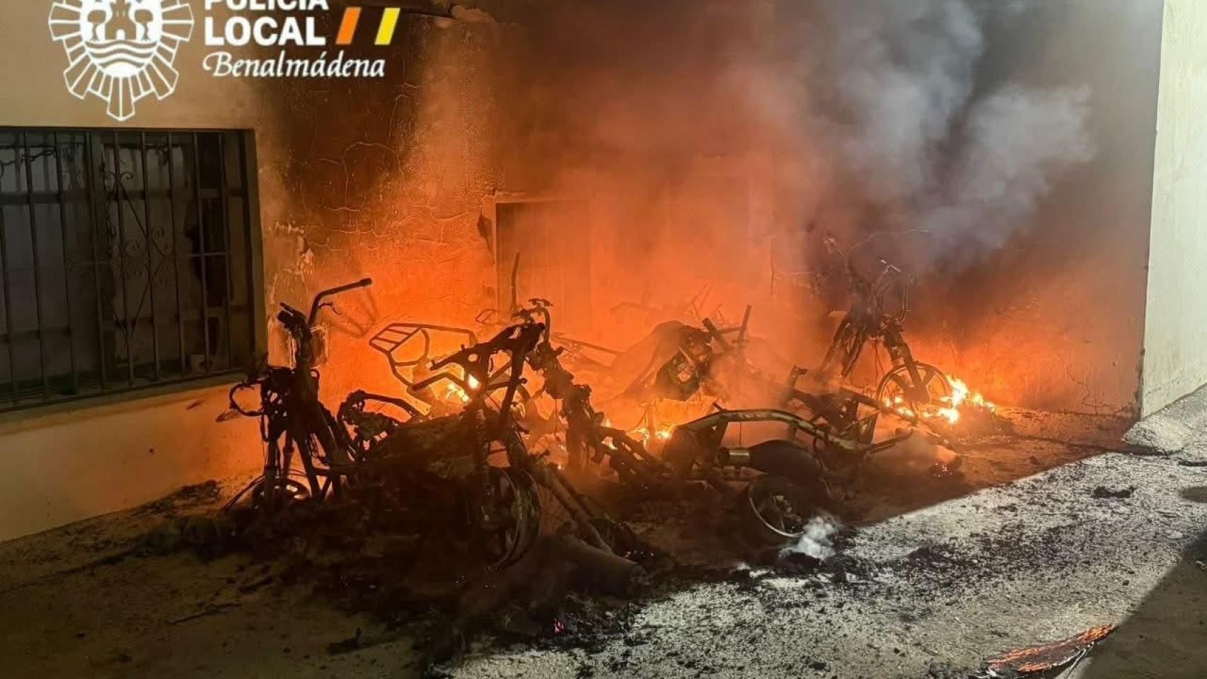 Arden 10 vehículos y dos locales resultan dañados en un incendio en Benalmádena: desalojaron a varios vecinos