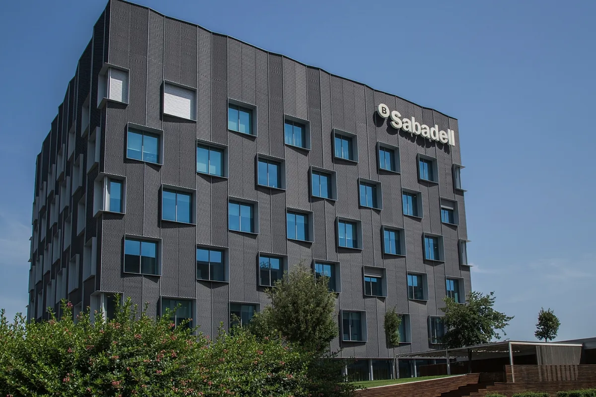 Sabadell vuela en diciembre en Bolsa sin consejos de venta