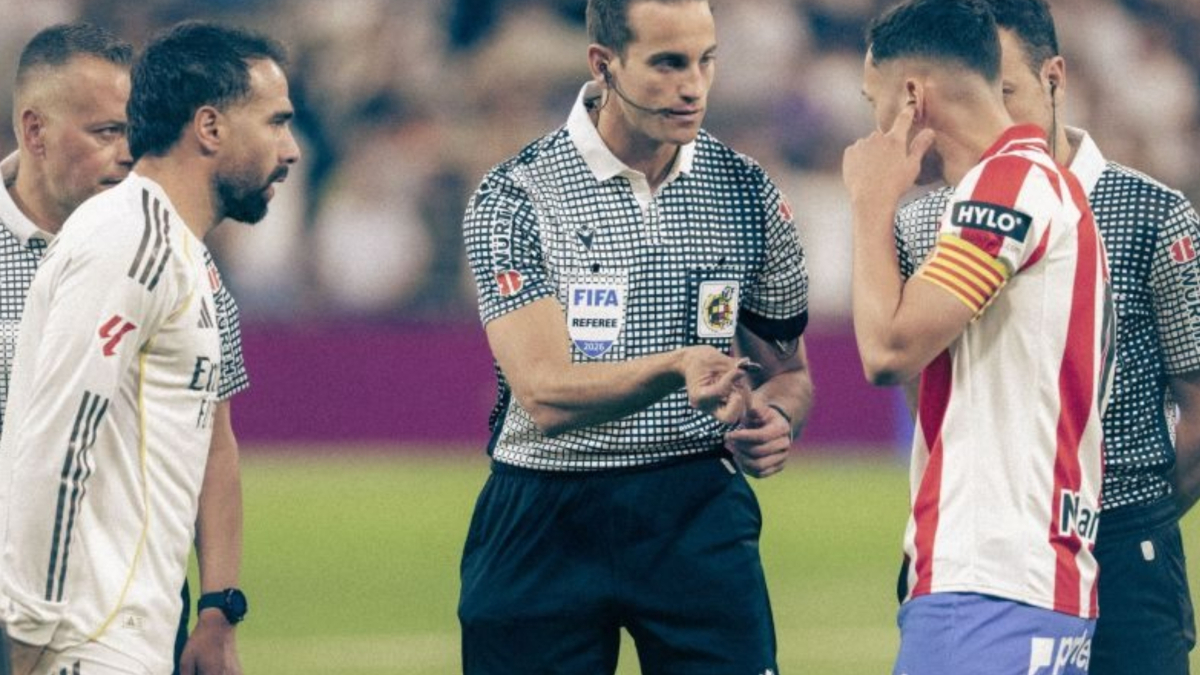 Las mejores imágenes de la jornada retro: la equipación del árbitro es otro nivel