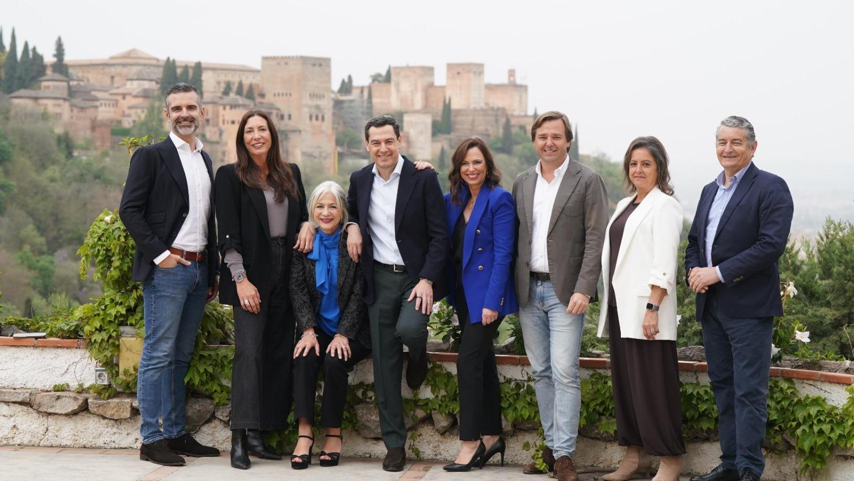 Moreno presume de un Gobierno "que no está en el politiqueo" frente al "bloqueo" y los "líos" del PSOE y Vox