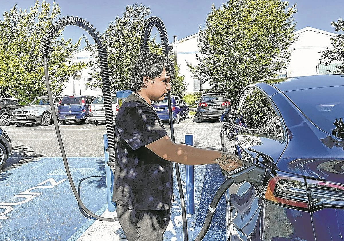 El coche eléctrico gana atractivo con la guerra: un euro y medio por cada 100 km frente a los ocho de un gasolina o diésel
