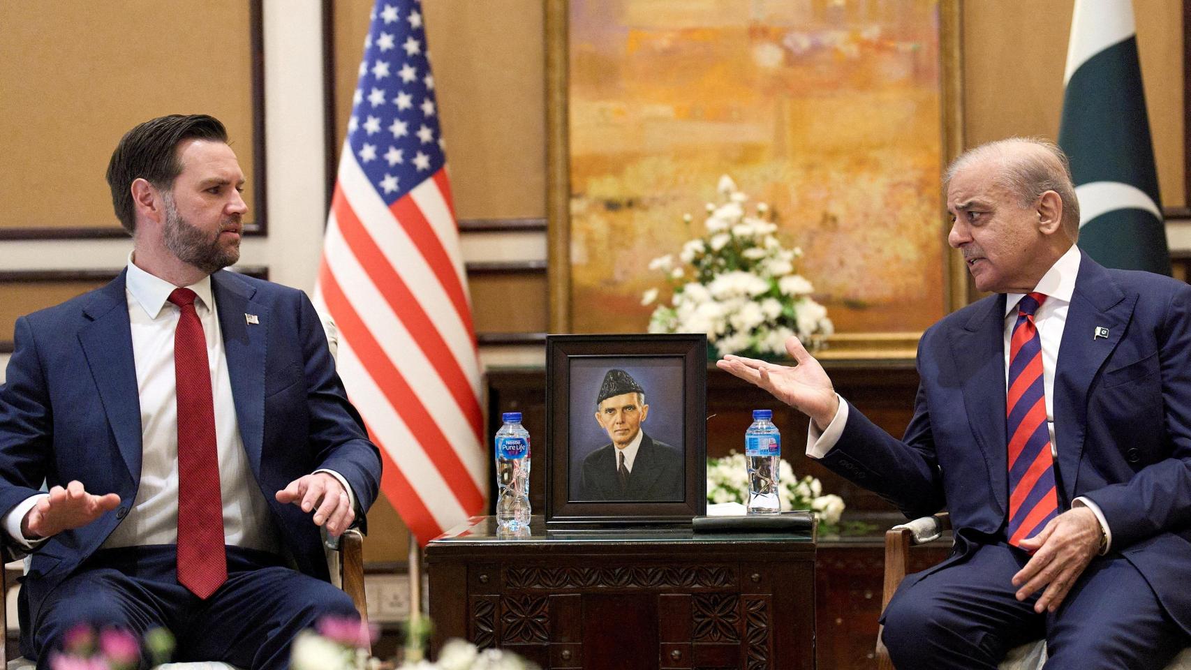 Vance negocia con Irán y Trump se jacta de que los barcos de EEUU ya están limpiando de minas el estrecho de Ormuz