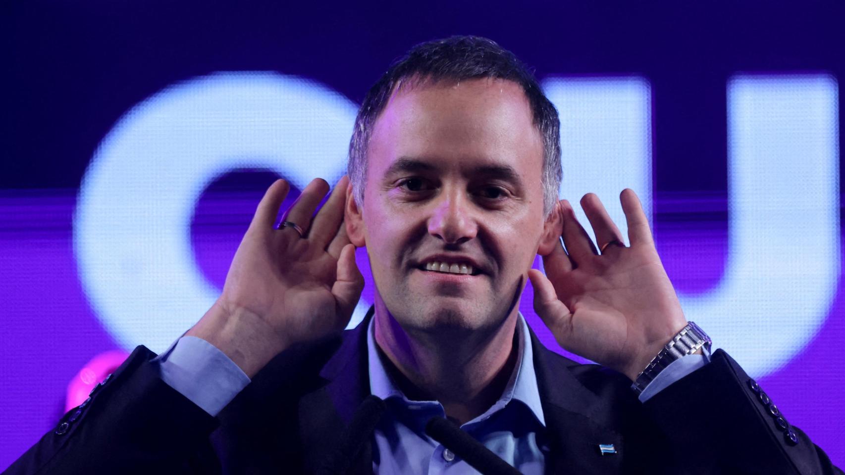 Milei ya tiene su 'Ábalos': Adorni, jefe de gabinete, mano derecha y portavoz, imputado por enriquecimiento ilegal