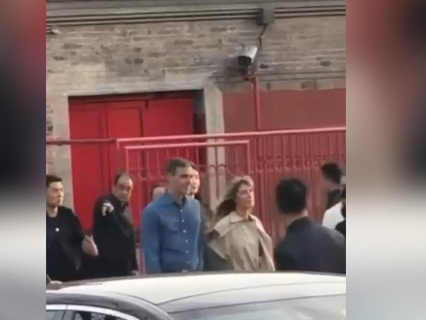 Sánchez y Begoña Gómez, en el Palacio de Verano de Pekín: la prensa china destaca su 'No a la guerra' y su choque con Trump