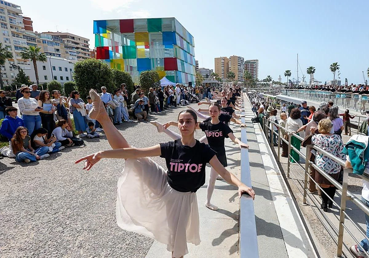 Lección magistral en Málaga: 600 bailarines siguen el compás de Lucía Lacarra en Muelle Uno