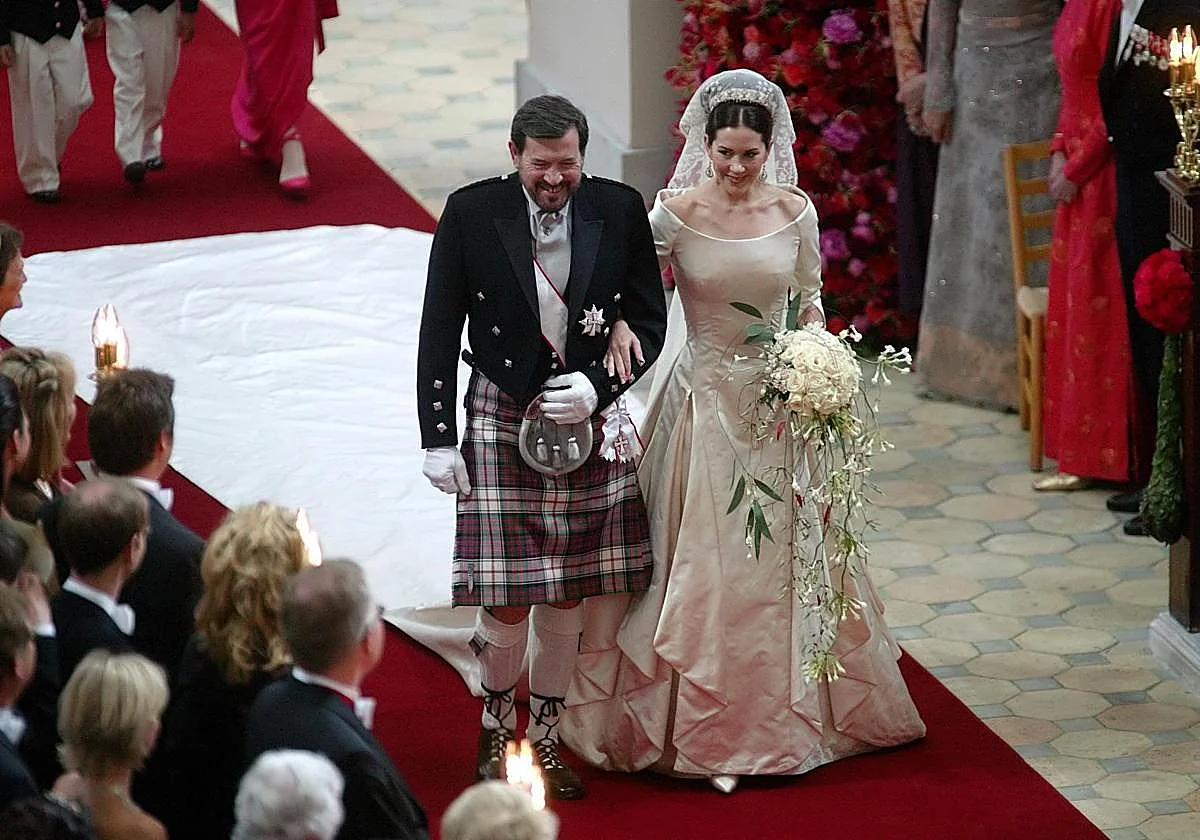 La reina Mary de Dinamarca se despide de su padre fallecido a los 84 años