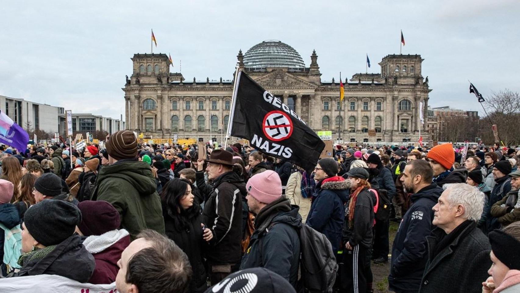 Un diputado de la extrema derecha de AfD hace el saludo nazi en el Bundestag: se enfrenta a tres años de prisión