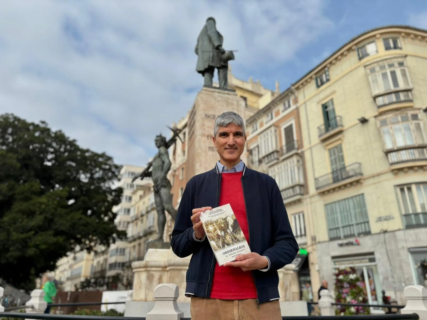 El escritor malagueño que esconde cofres con dinero: «Lo importante no es el tesoro, sino el camino»