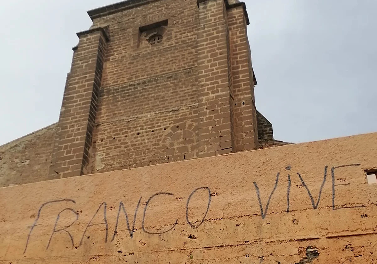 Aparecen pintadas en el castillo de Álora: «Una, grande, libre» y «Franco vive»