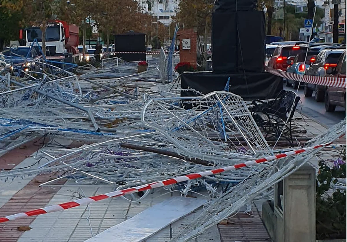 Una manga marina hace volar barcos y destroza la decoración navideña en La Cala de Mijas