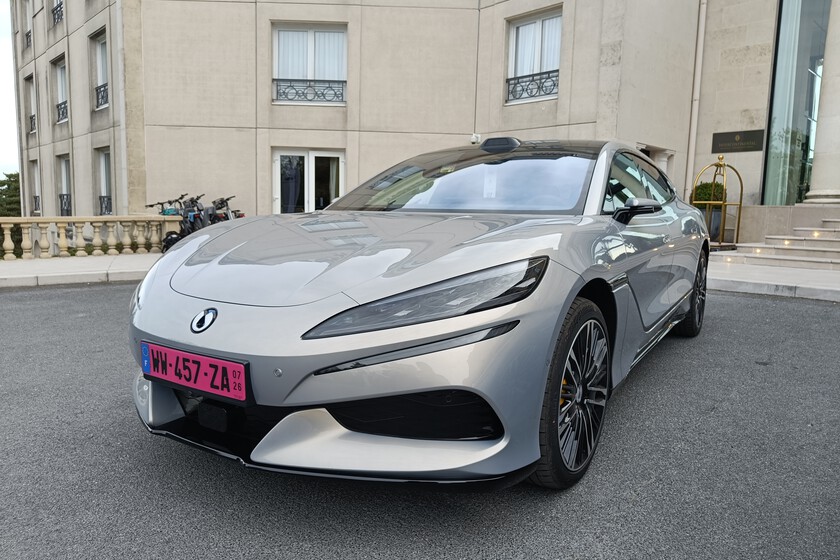 Nos hemos subido al Denza Z9GT: un deportivo familiar de más de 1.000 CV con el que BYD quiere comerse a los premium europeos