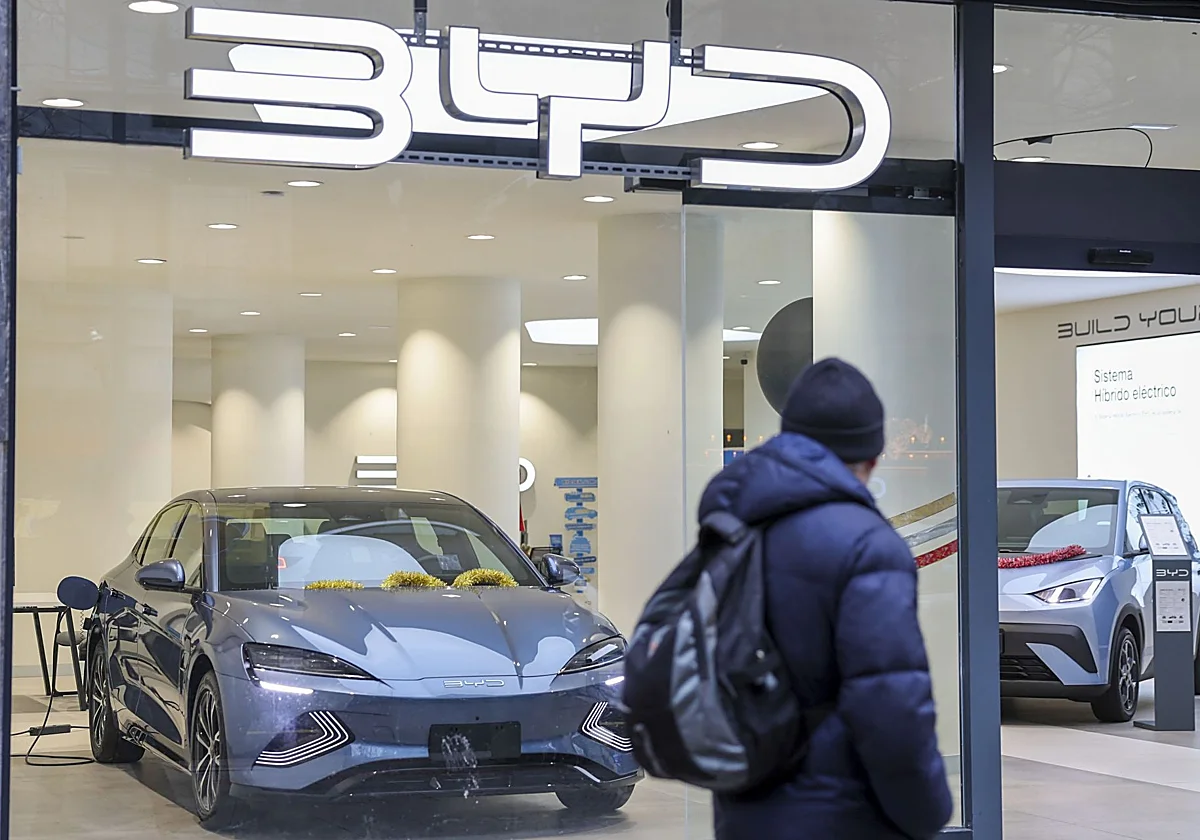 El boom de los coches chinos dispara el déficit comercial de España con Pekín desde 2018