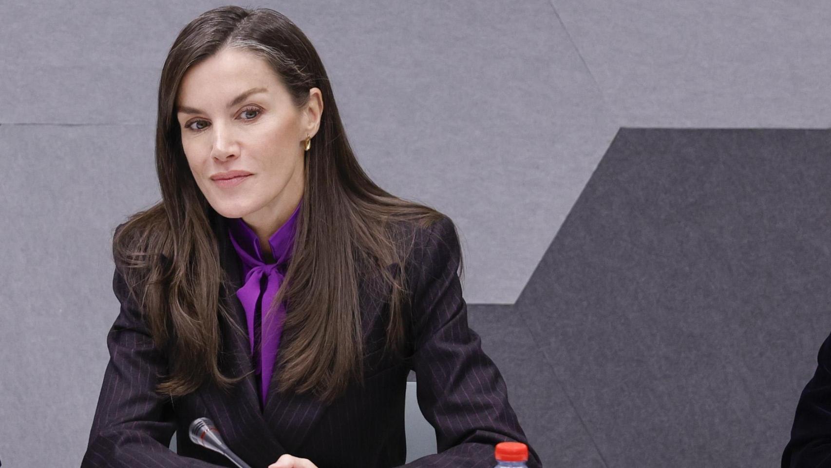 Letizia rescata una blusa morada de lazada de su armario que estrenó en 2009 cuando aún era princesa