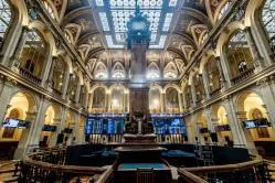 El Ibex busca afianzar los 18.000 puntos