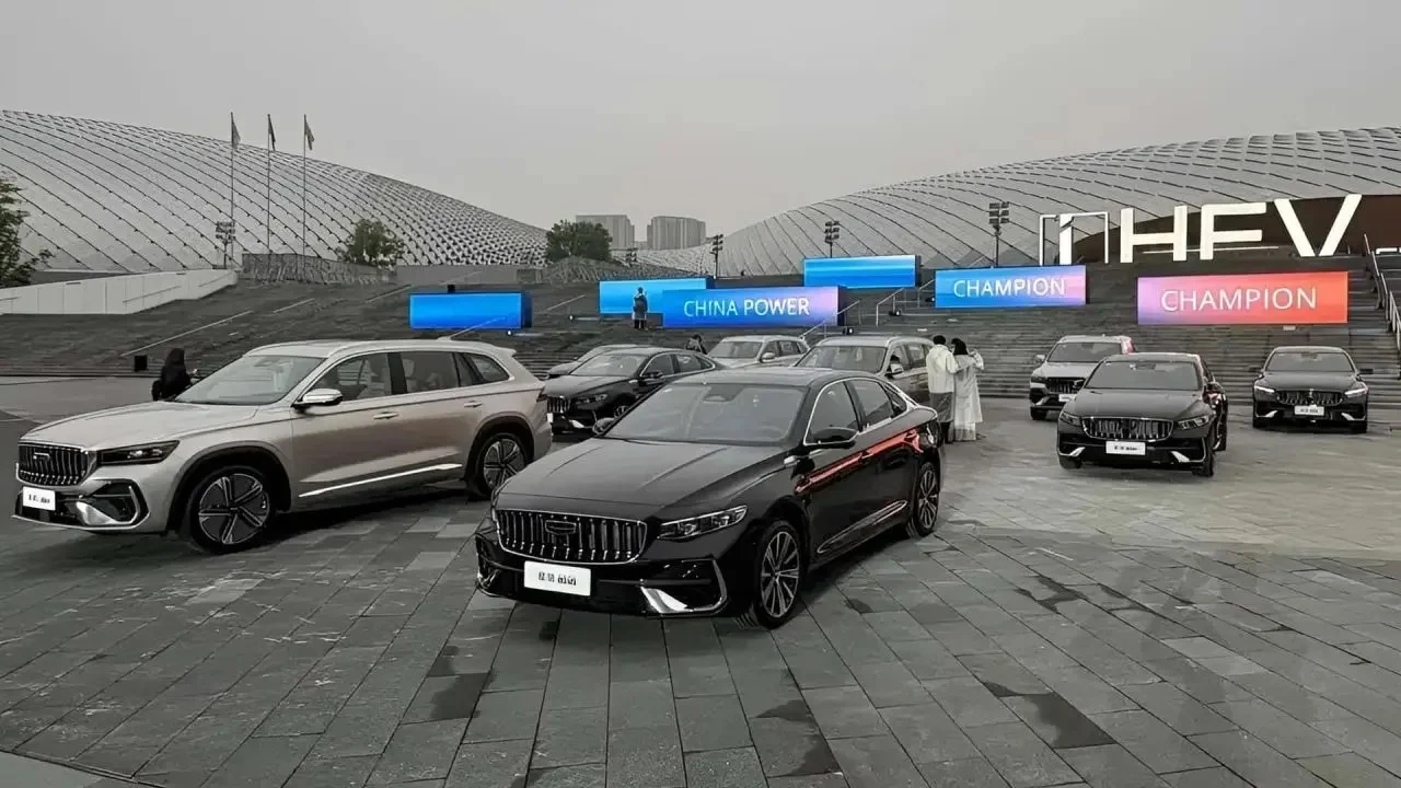 Geely promete poner patas arriba los híbridos con 2,2 l/100 km de consumo: un aviso directo a los japoneses