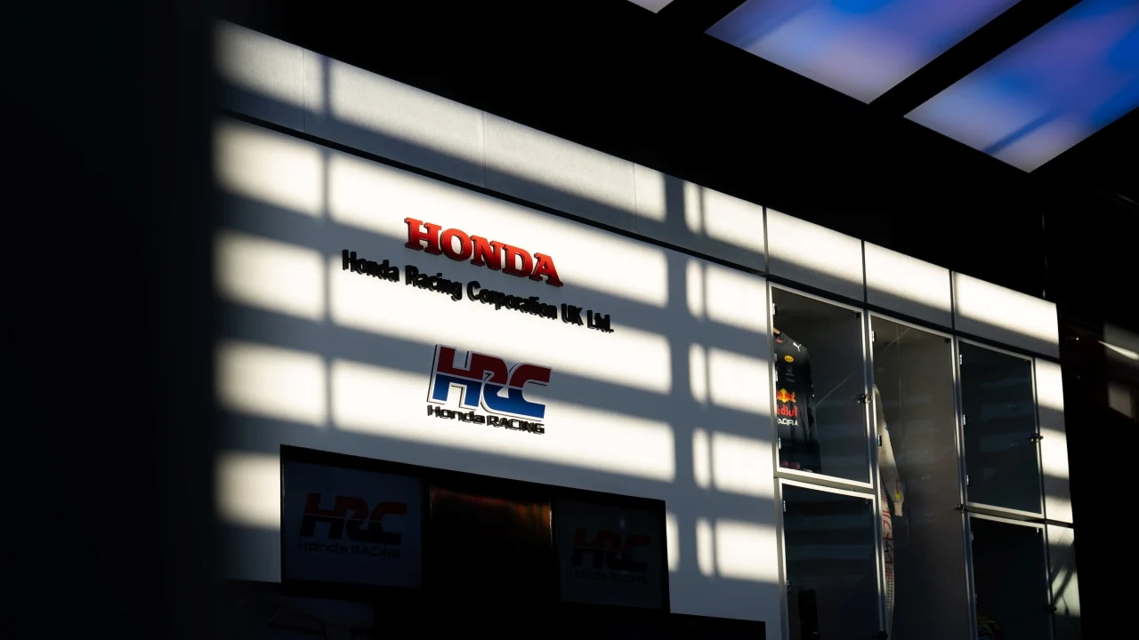 Button revela el lado más obsesivo de Honda con Aston Martin: una habitación con tatami para no parar