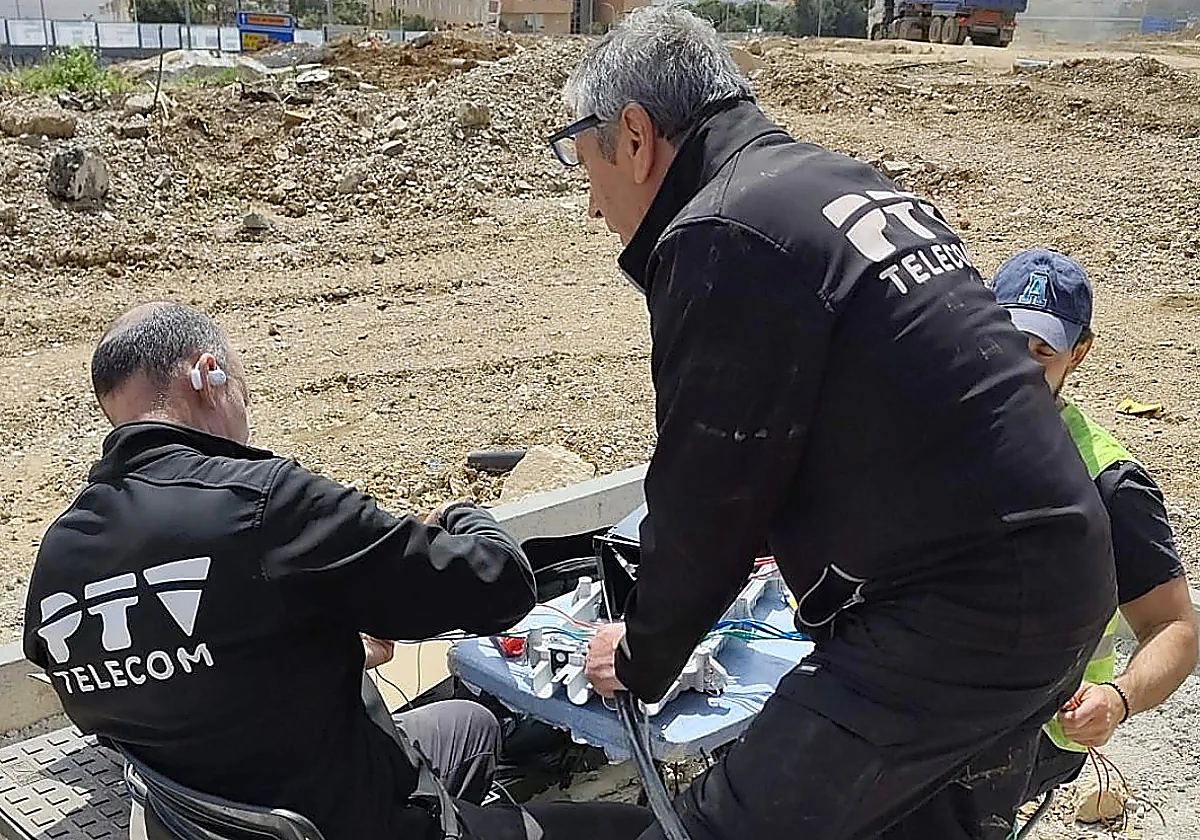 Excavator severs fibre optic cable in Malaga, leaving 5,000 homes and businesses without internet