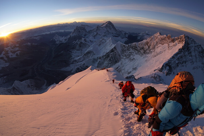 Creíamos que las toneladas de heces eran el gran problema de la turistificación del Everest. Hasta que llegaron los rescate estafa